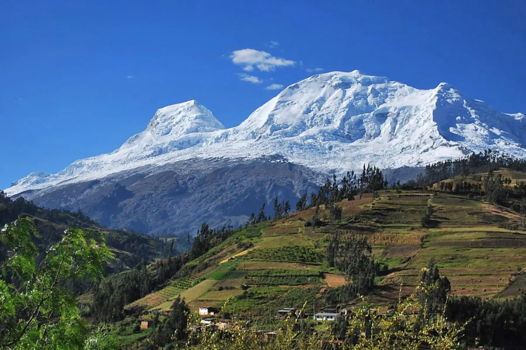 El pico más alto del Perú y el nevado tropical más alto del mundo, el Huascarán, de 6768 metros sobre el nivel del mar en la región de Áncash, Perú. Foto: AFP