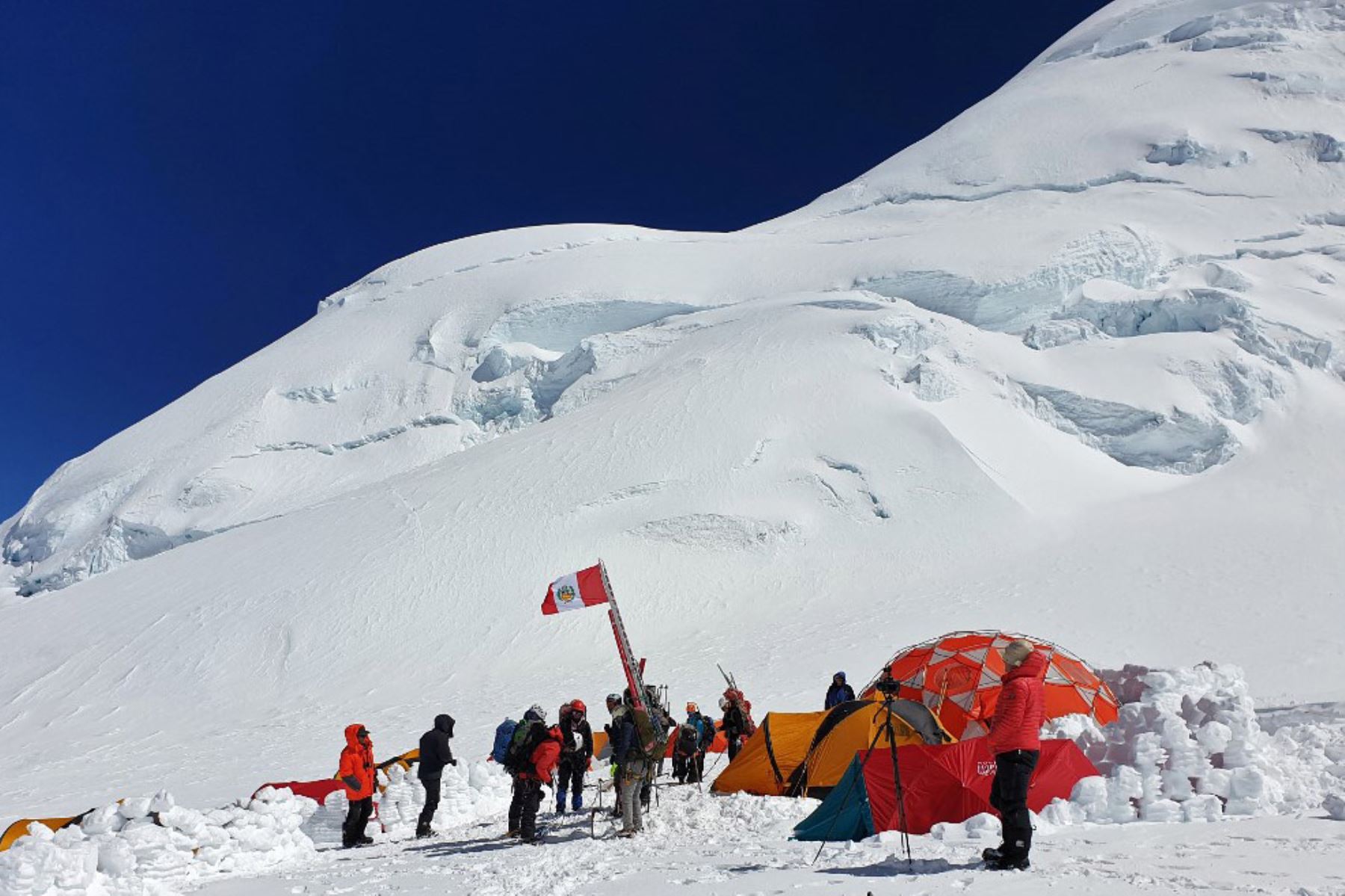 Científicos peruanos y estadounidenses durante una expedición a la cima del nevado Huascarán, en el norte del Perú, el 28 de julio de 2019. Foto: AFP