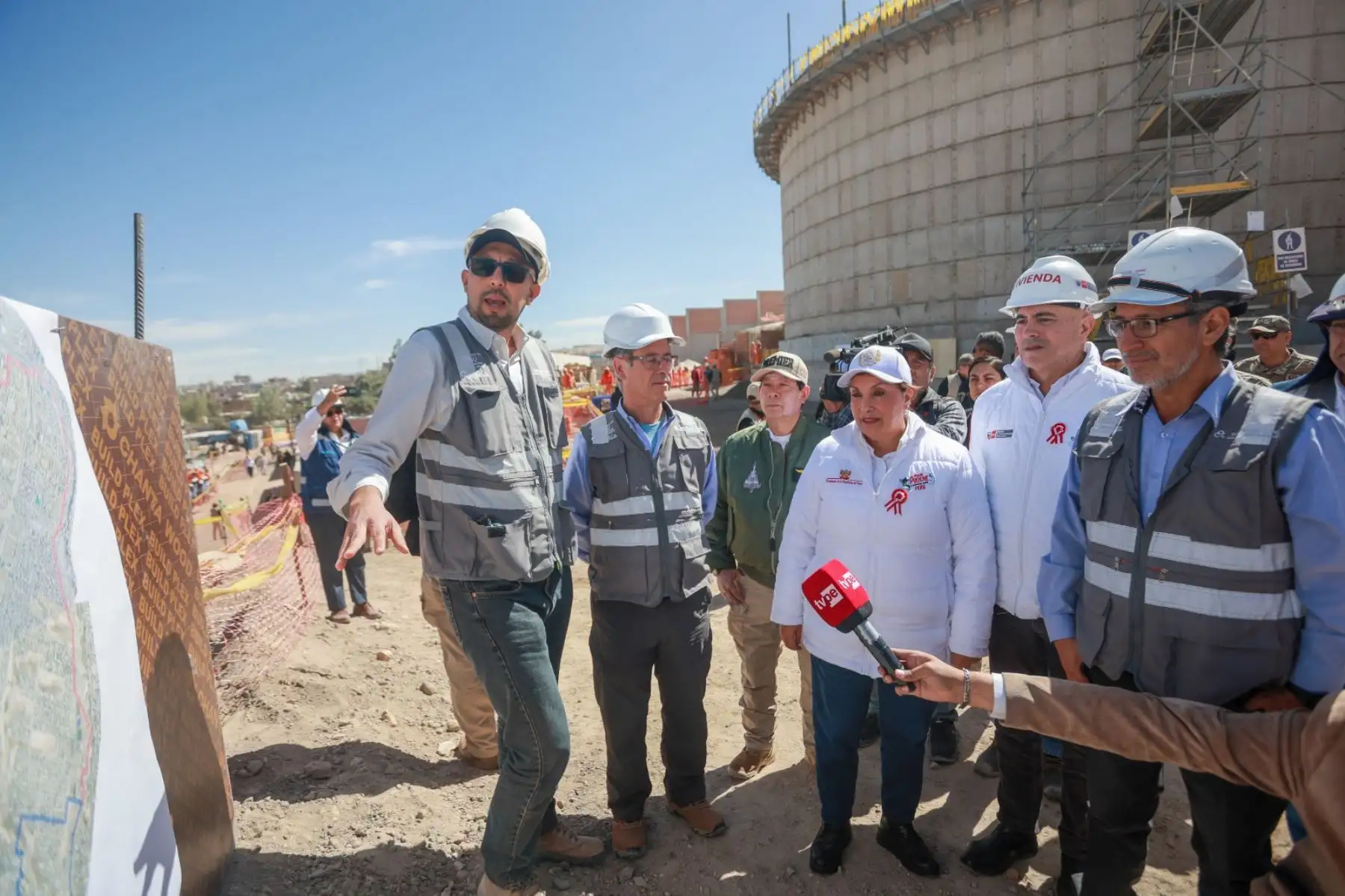La presidenta de la república, Dina Boluarte, supervisa el proyecto de creación de los sistemas de agua potable dependientes del reservorio N - 31 en la ciudad de Arequipa. Foto: ANDINA/ Prensa Presidencia