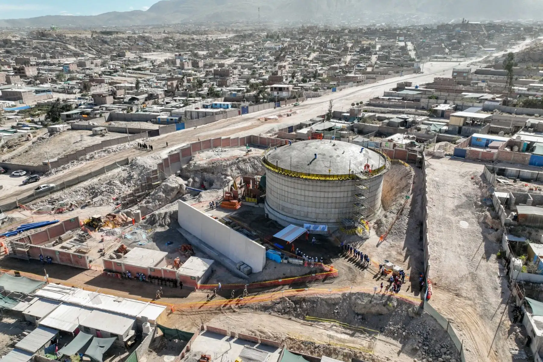 La presidenta de la república, Dina Boluarte, supervisa el proyecto de creación de los sistemas de agua potable dependientes del reservorio N - 31 en la ciudad de Arequipa. Foto: ANDINA/ Prensa Presidencia