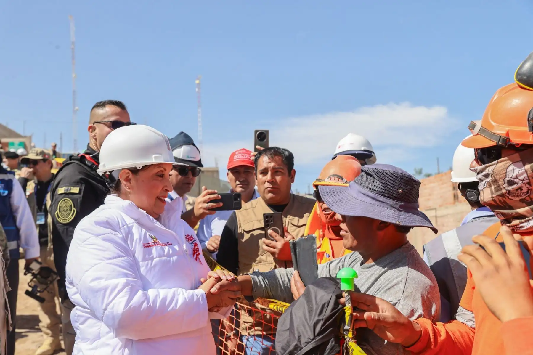 La presidenta de la república, Dina Boluarte, supervisa el proyecto de creación de los sistemas de agua potable dependientes del reservorio N - 31 en la ciudad de Arequipa. Foto: ANDINA/ Prensa Presidencia