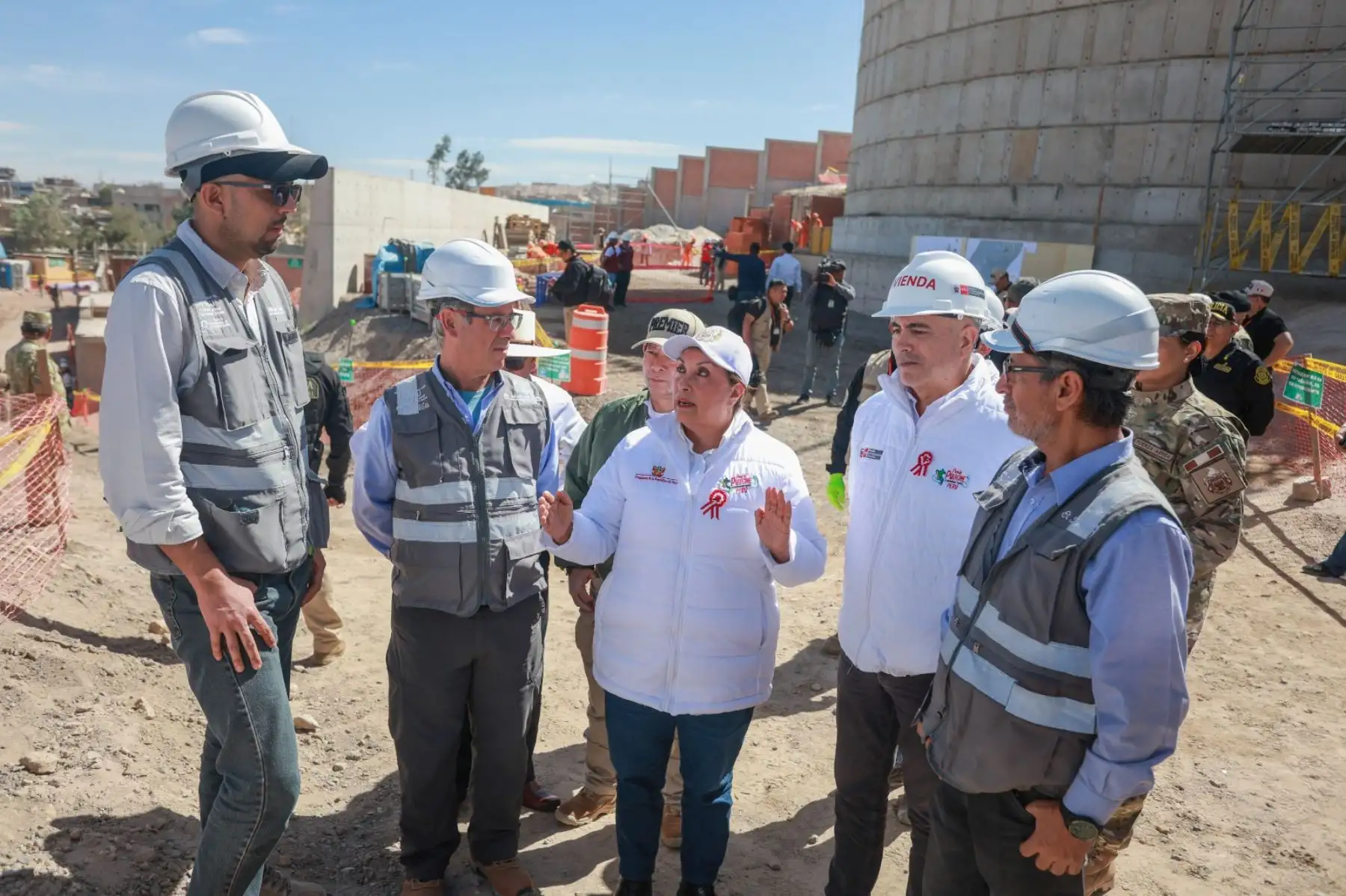 La presidenta de la república, Dina Boluarte, supervisa el proyecto de creación de los sistemas de agua potable dependientes del reservorio N - 31 en la ciudad de Arequipa. Foto: ANDINA/ Prensa Presidencia