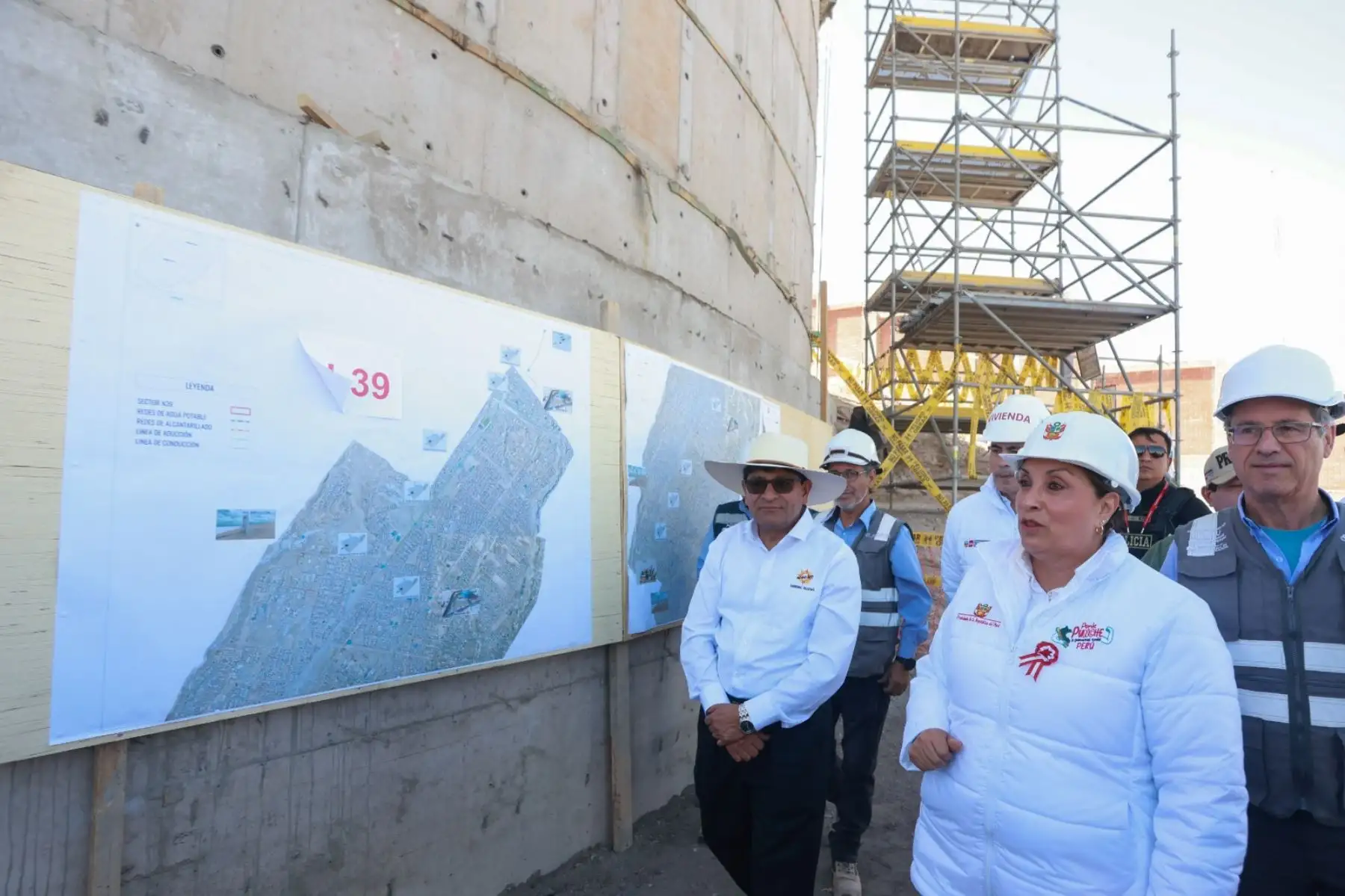 La presidenta de la república, Dina Boluarte, supervisa el proyecto de creación de los sistemas de agua potable dependientes del reservorio N - 31 en la ciudad de Arequipa. Foto: ANDINA/ Prensa Presidencia