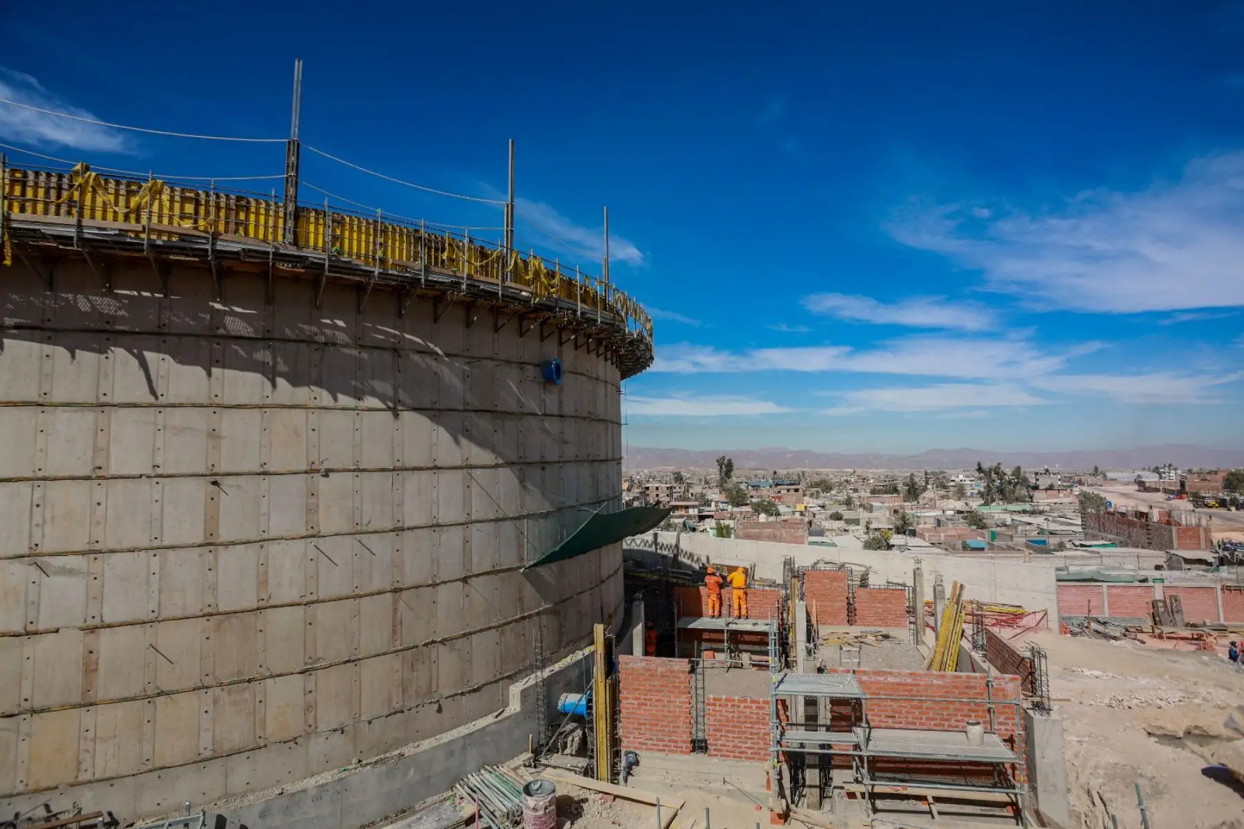 La presidenta de la república, Dina Boluarte, supervisa el proyecto de creación de los sistemas de agua potable dependientes del reservorio N - 31 en la ciudad de Arequipa. Foto: ANDINA/ Prensa Presidencia