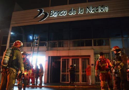 Los bomberos trabajaron varias horas para controlar el incendio que afectó la sede del Banco de la Nación de la ciudad de Tacna.