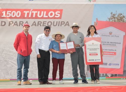 Más de 6,300 pobladores de diversas provincias de Arequipa se benefician con la entrega de títulos de propiedad que otorgó Cofopri. ANDINA/Difusión