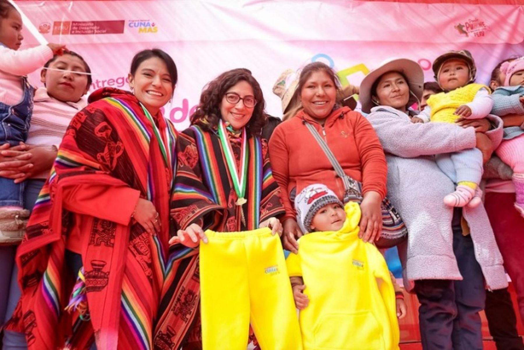En Puno hay más de 120 comités de gestión de Cuna Más, que velan por el cuidado de los niños y niñas.