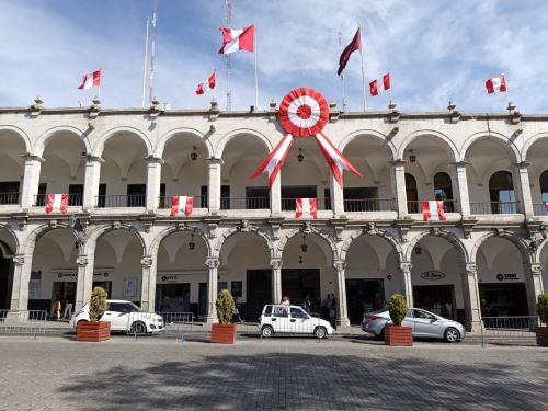 Con el inicio del mes patrio la Plaza de Armas de la ciudad de Arequipa luce decorada con banderas de Perú y escarapelas. ANDINA/Difusión