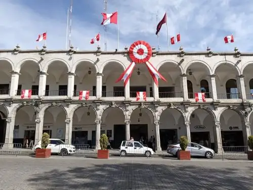 Con el inicio del mes patrio la Plaza de Armas de la ciudad de Arequipa luce decorada con banderas de Perú y escarapelas. ANDINA/Difusión
