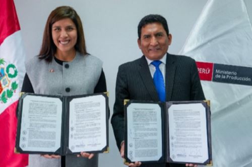 Verónica Sifuentes, gerente general de Es Hoy.y el Viceministro de mype e Industria, César Quispe Luján, firmaron convenio de cooperación para impulsar el desarrollo de las mypes. Foto: Cortesía.