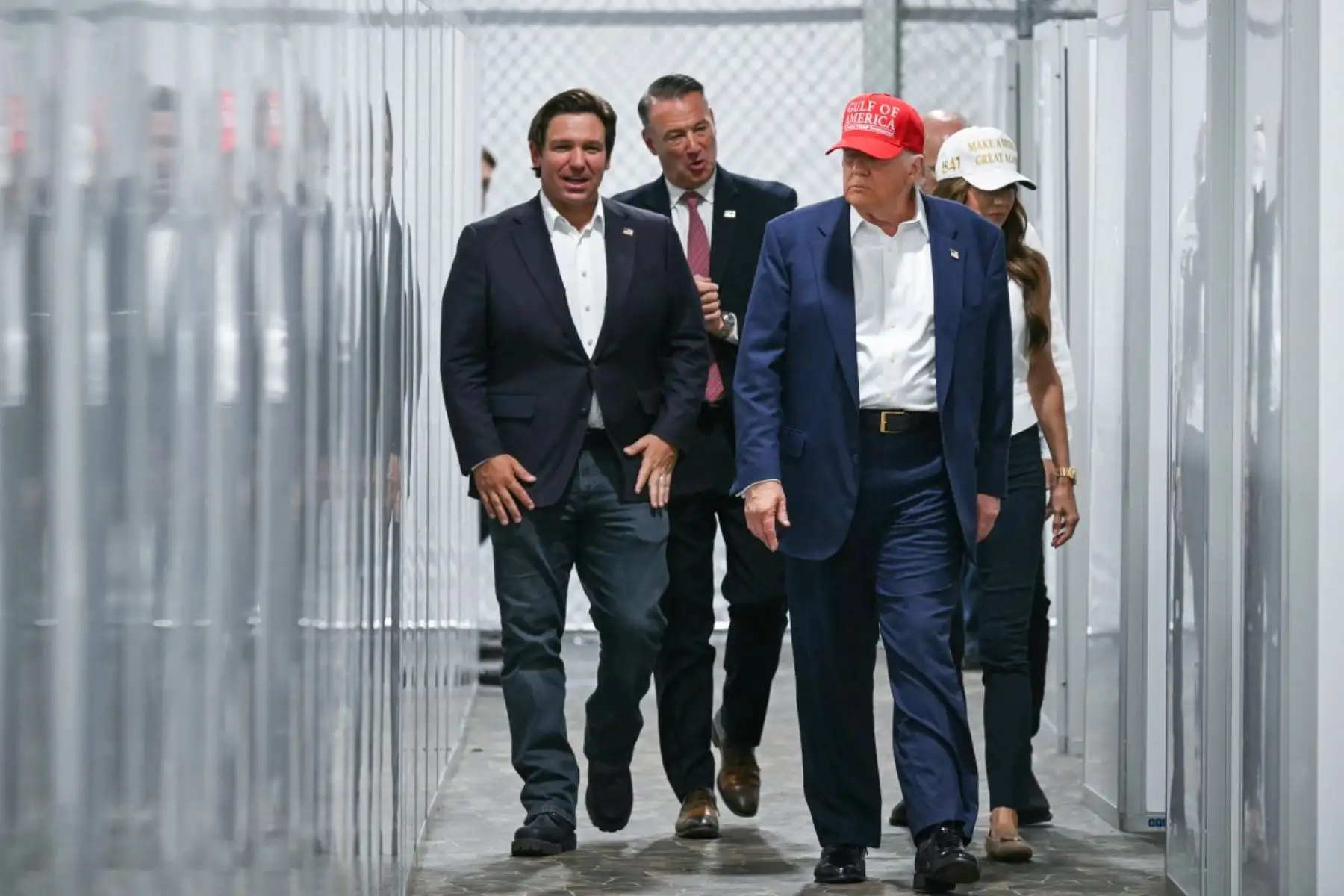 La fiscalía de Florida afirmó que quienes escapen del centro no tienen escapatoria real: “No les espera gran cosa, aparte de caimanes y pitones”, dijo el fiscal general James Uthmeier. Foto: AFP