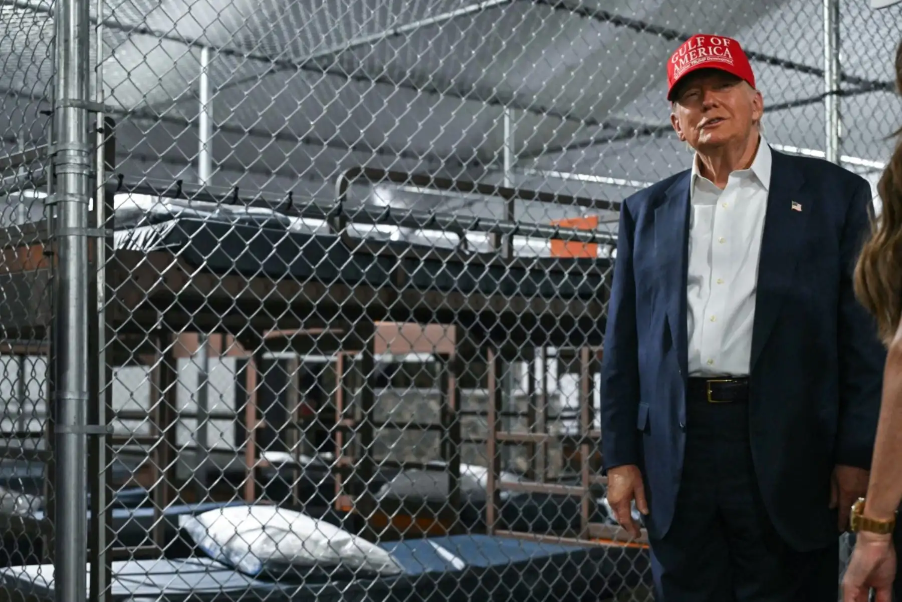 La política migratoria del gobierno ha enviado a cientos de migrantes sin antecedentes penales a cárceles en El Salvador y Guantánamo, lo que ha encendido el debate sobre derechos y legalidad. Foto: AFP