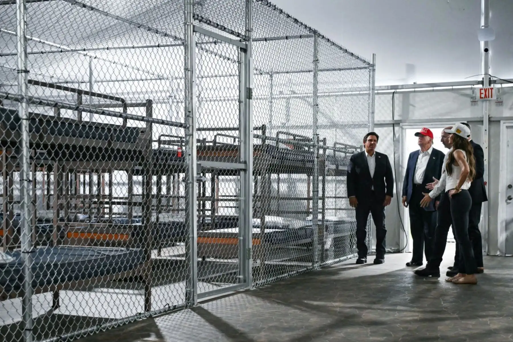 El gobernador Ron DeSantis recibió a Trump y respaldó el proyecto, señalando que buscan eliminar “la burocracia” en los procedimientos de expulsión de migrantes en situación irregular. Foto: AFP