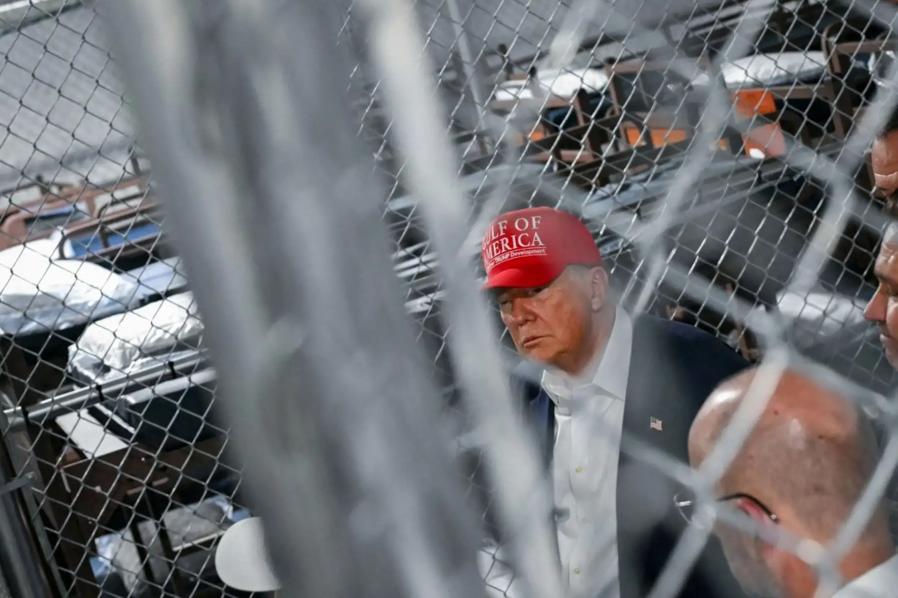 El centro fue construido en un aeropuerto abandonado y albergará a mil personas, aunque las autoridades prevén ampliarlo a cinco mil plazas para acelerar los procesos de detención y deportación. Foto: AFP