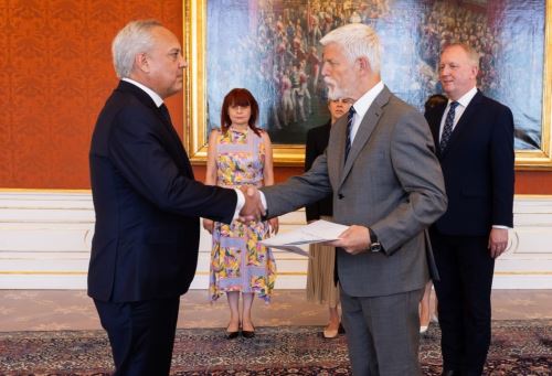 Embajador Luis Escalante presenta sus cartas credenciales en la República Checa.