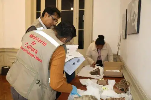 Especialistas de la Dirección de Recuperaciones del Ministerio de Cultura tuvieron a su cargo la verificación de las piezas arqueológicas. Foto: Mincul