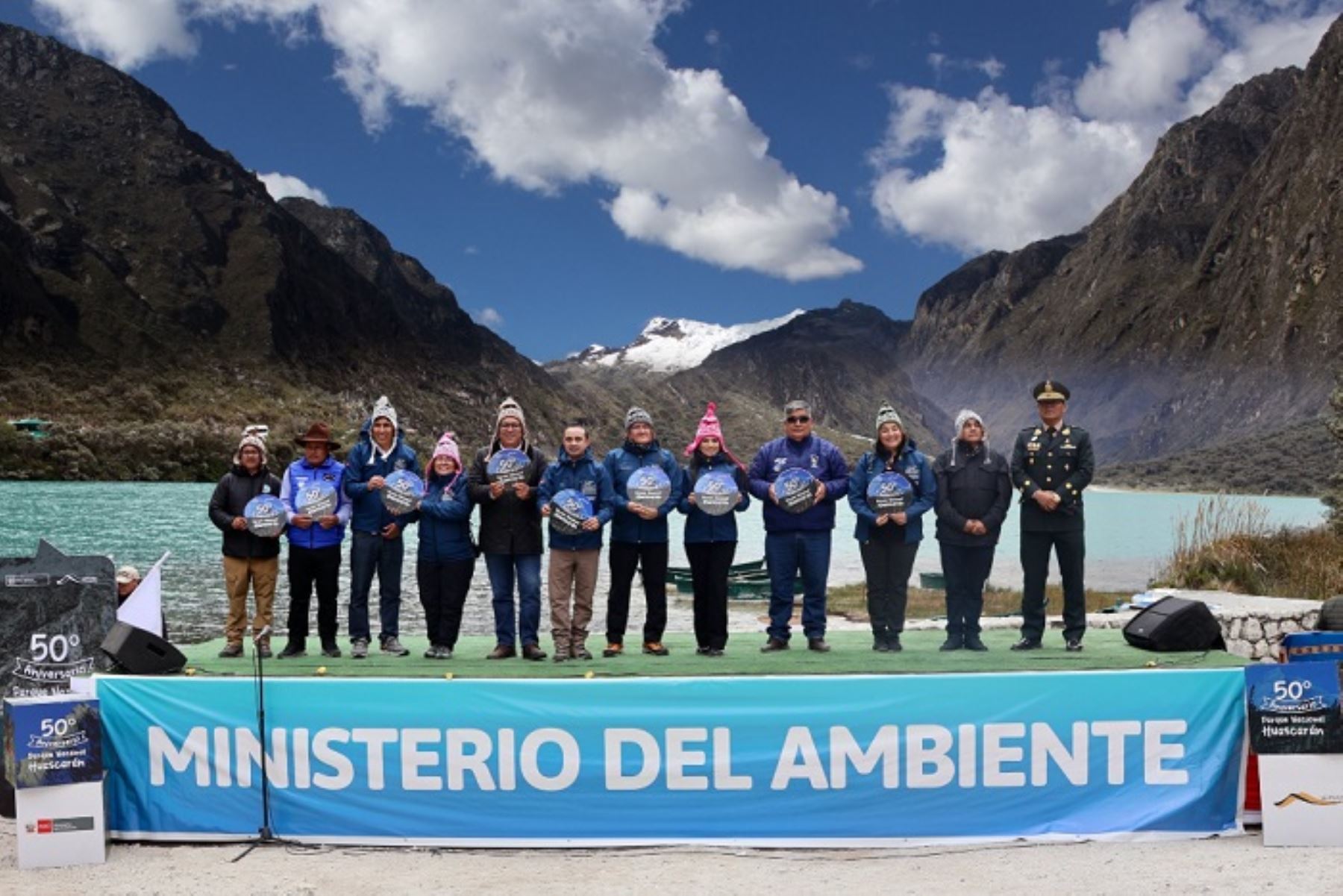 El Parque Nacional Huascarán es administrado por el Sernanp, organismo adscrito al Ministerio del Ambiente. Este ecosistema alberga más de 660 glaciares y 300 lagunas andinas.