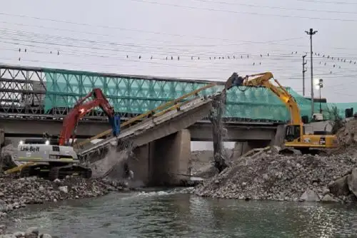 La demolición se realiza de forma progresiva, de sur a norte, y se prevé que el próximo 15 de julio se complete la instalación del segundo puente modular.