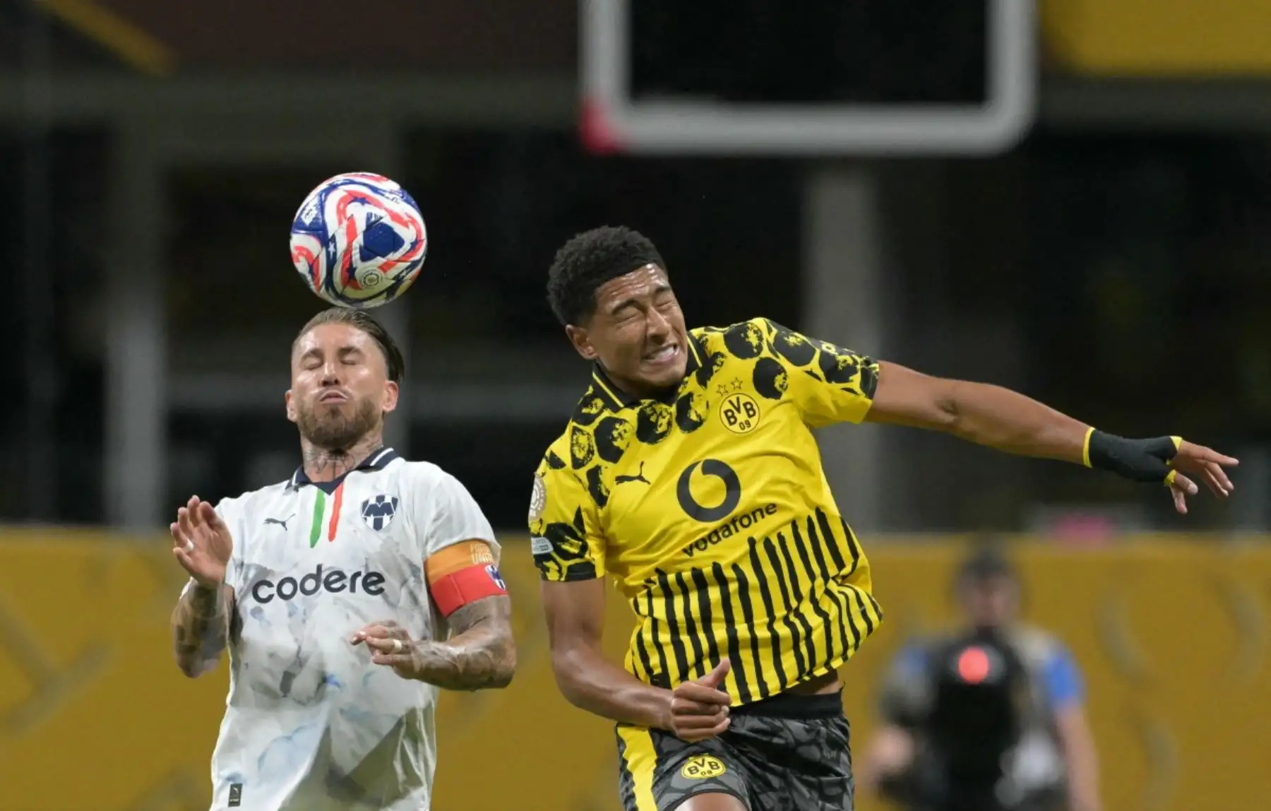 El delantero guineano Serhou Guirassy rompió su sequía goleadora en el torneo con un doblete que aseguró el pase del Borussia Dortmund a los cuartos de final. Foto: AFP