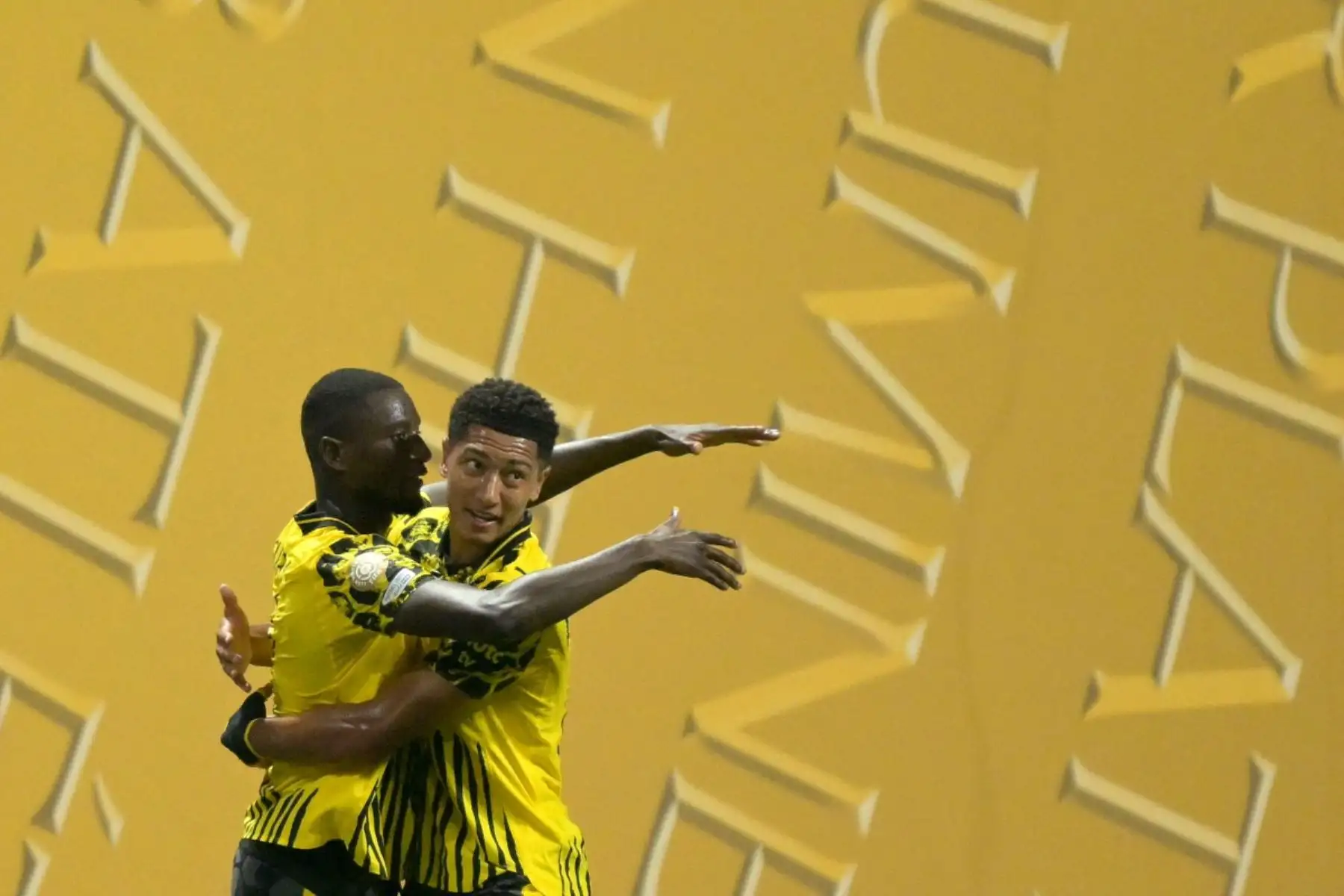 El Borussia Dortmund avanzó a los cuartos de final del Mundial de Clubes tras imponerse 2-1 a Monterrey en Atlanta, con un doblete de Serhou Guirassy en el primer tiempo. Aunque Germán Berterame descontó para los Rayados al inicio del complemento, el equipo mexicano no logró igualar. Con este triunfo, el conjunto alemán enfrentará en la siguiente ronda al Real Madrid, que venció a la Juventus por 1 a 0. Foto: AFP