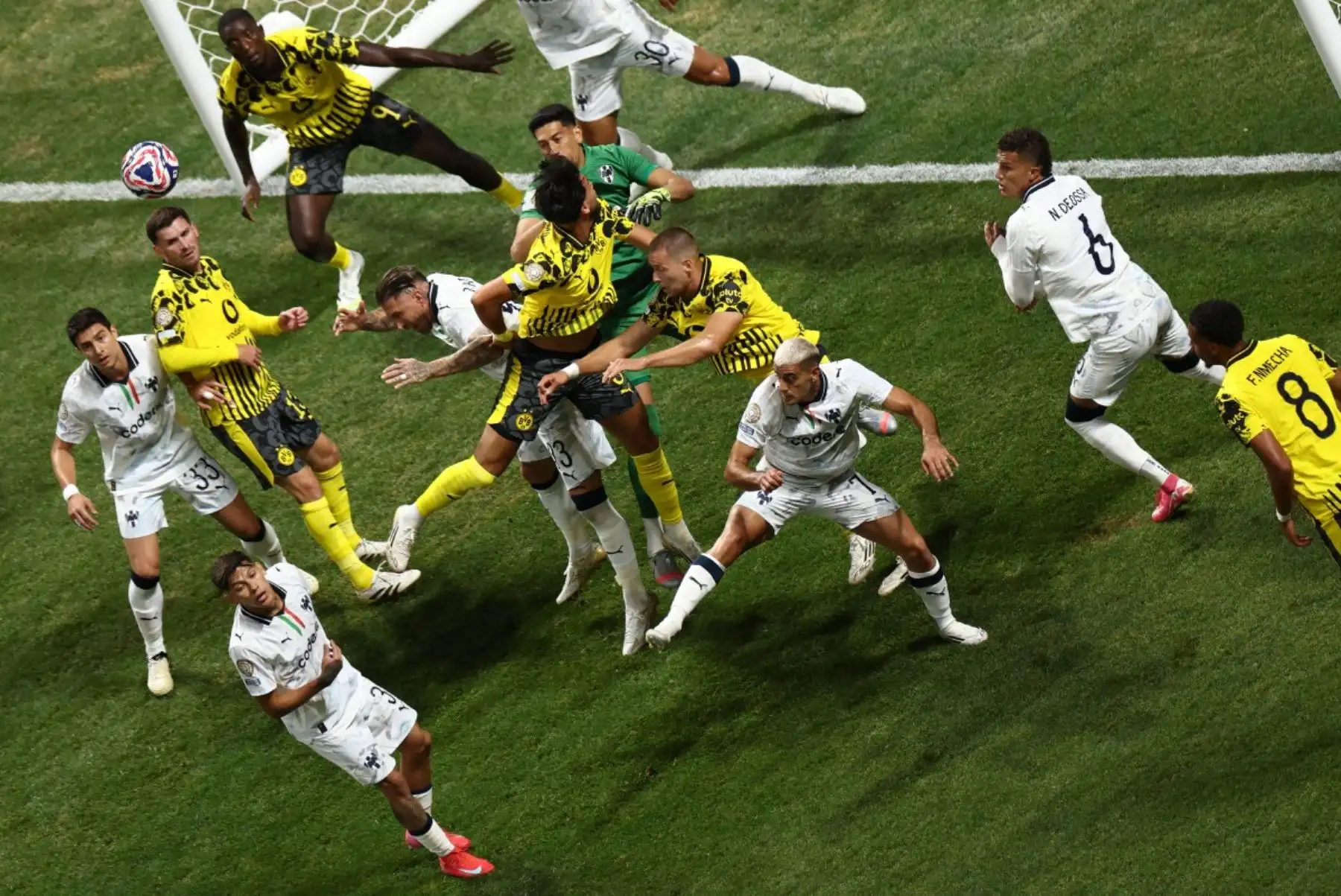 Sergio Ramos y la defensa de Monterrey no pudieron contener el poderío ofensivo del Dortmund, que selló su clasificación en los primeros 25 minutos del partido. Foto: AFP