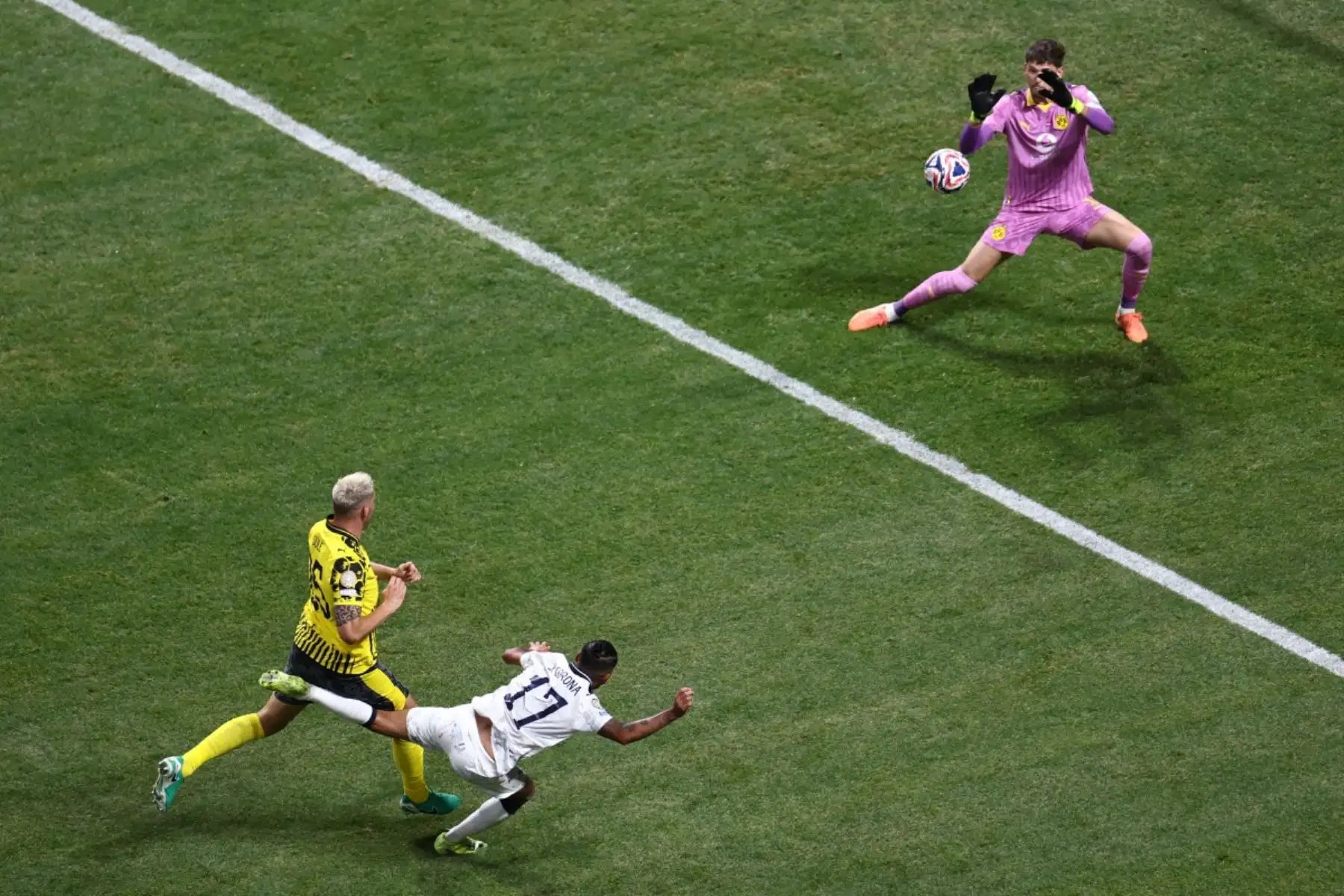 El partido se jugó en el estadio climatizado Mercedes-Benz, donde las condiciones beneficiaron el juego veloz del Dortmund frente al desgaste físico del equipo mexicano. Foto: AFP