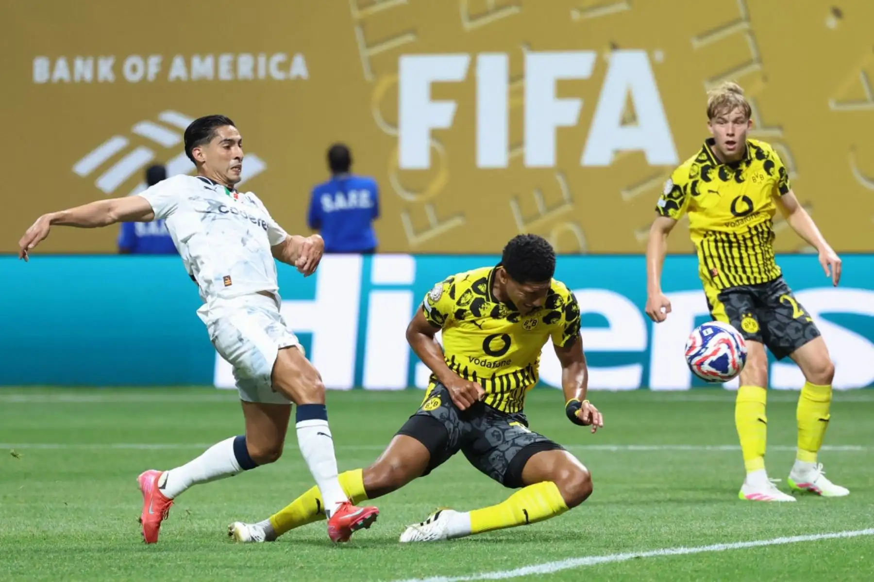 Con 13 títulos internacionales en su historia, el Borussia Dortmund dio un paso firme hacia una nueva hazaña al eliminar a Monterrey y meterse entre los ocho mejores. Foto: AFP