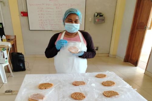 Este proyecto se inició en marzo de 2025 y continúa hasta la fecha con el objetivo de que las madres de la región puedan aprender y formalizar un emprendimiento en el rubro de alimentos.