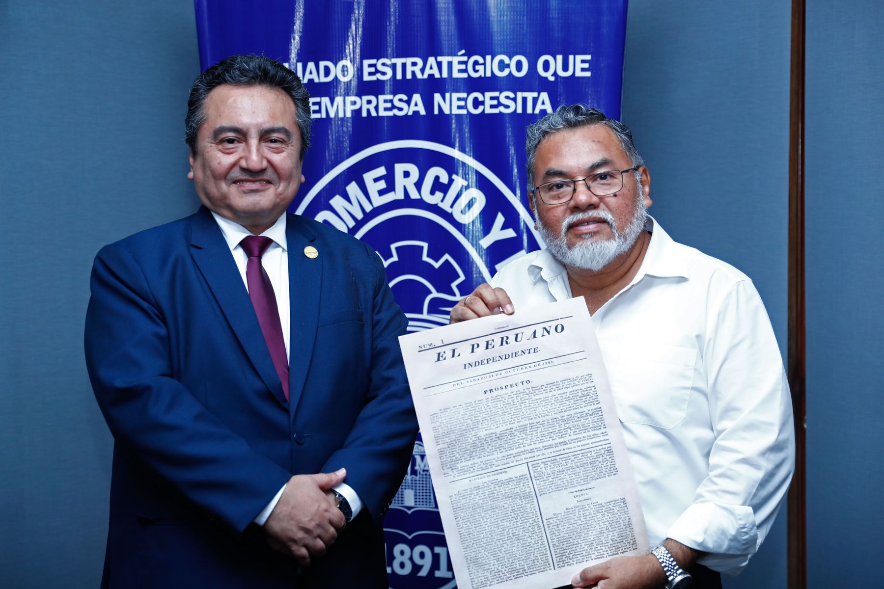 En el marco de las celebraciones del Bicentenario del Diario Oficial El Peruano, el director Félix Paz Quiroz recibió un reconocimiento especial de parte de la Cámara de Comercio y Producción de Piura, a través de su presidente, Mateo Gómez Matos. Foto: ANDINA/Daniel Bracamonte