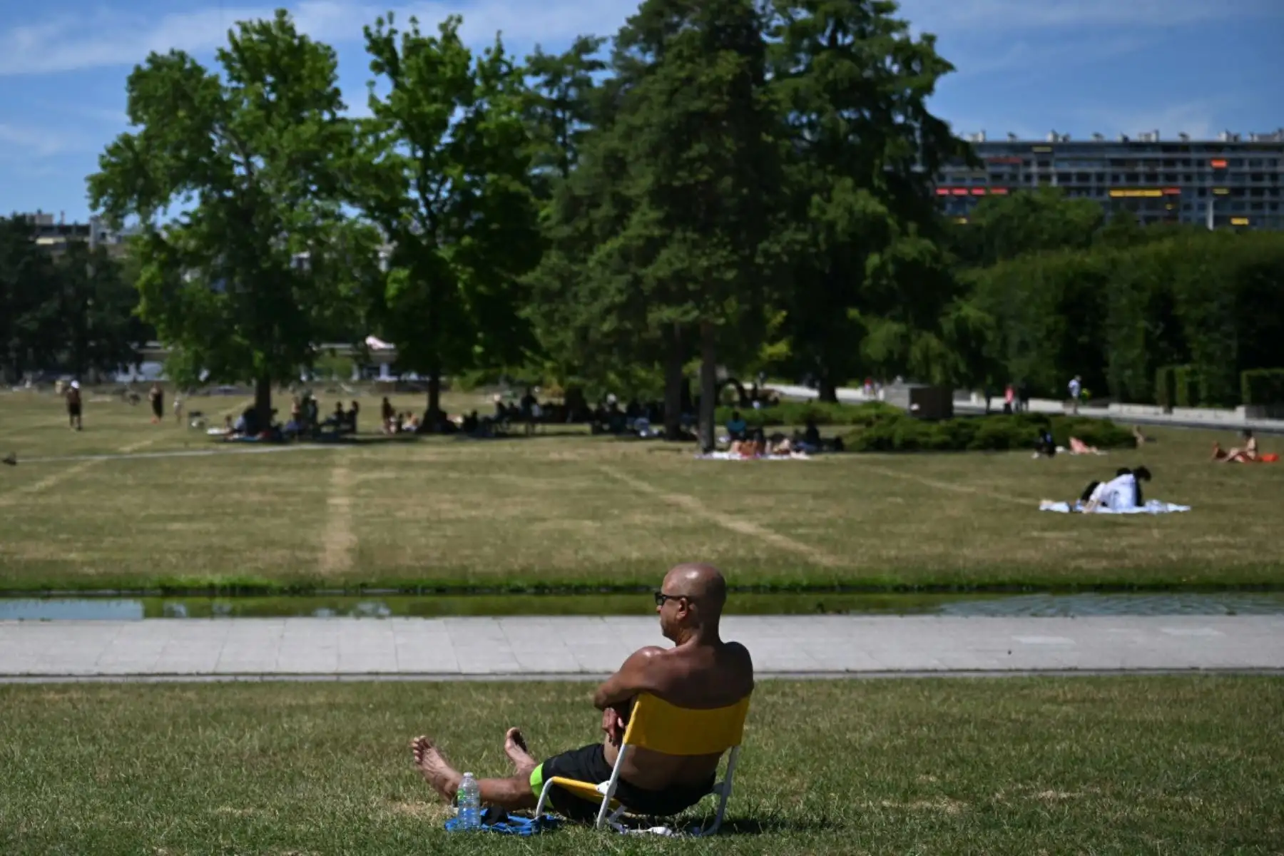 El cambio climático incrementa la intensidad y frecuencia de las olas de calor en Europa, con fenómenos extremos que ahora ocurren fuera del periodo vacacional escolar tradicional. Foto: AFP
