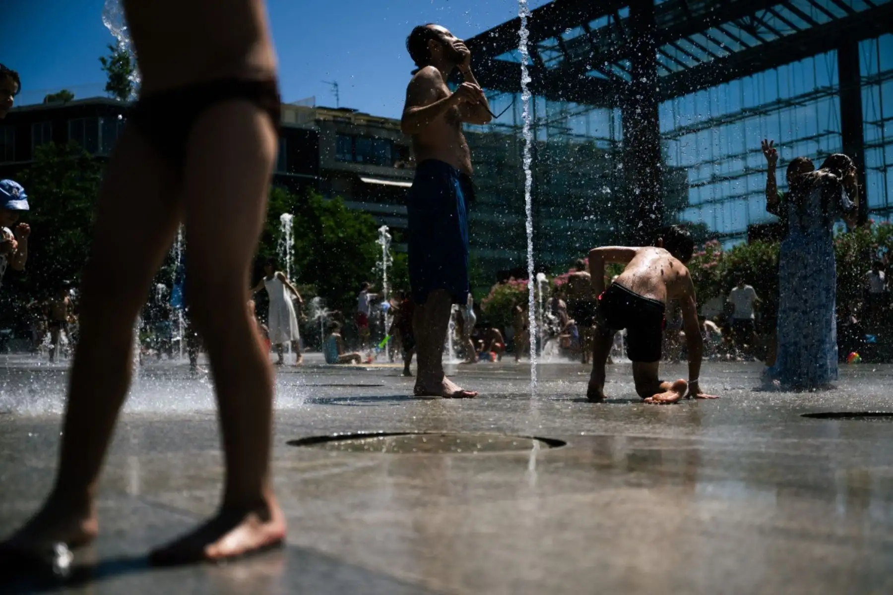 En Francia, más de 300 personas fueron atendidas por los servicios de emergencia durante esta ola de calor que golpea especialmente a las personas mayores y vulnerables. Foto: AFP