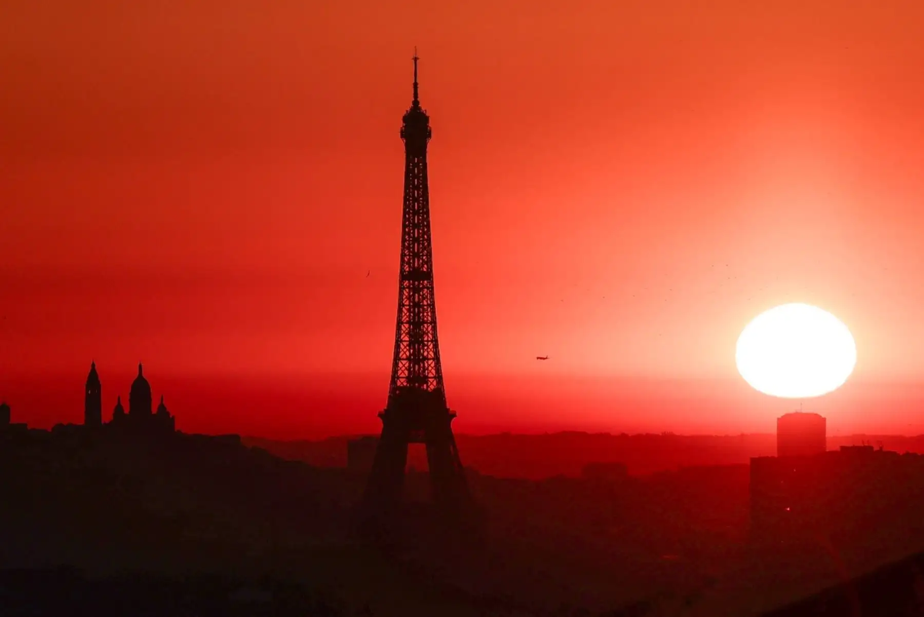 Dos personas murieron en Francia por enfermedades relacionadas con la ola de calor, que dejó más de 300 atenciones médicas y activó la alerta roja en París. Este período de calor extremo se desplaza ahora hacia Alemania, donde se esperan hasta 40 °C en algunas ciudades como Mannheim. En España, el calor extremo agrava la situación: un incendio forestal en Cataluña dejó dos muertos y obligó al confinamiento de 14.000 personas por su rápida propagación. Foto: AFP
