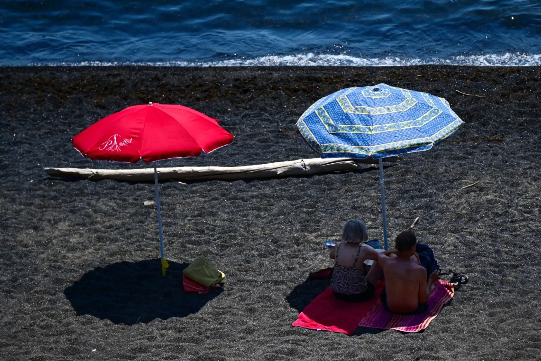 La ola de calor avanza hacia el este europeo tras dejar récords históricos de temperatura en España, Portugal y Francia, intensificando los riesgos de incendios y golpes de calor. Foto: AFP