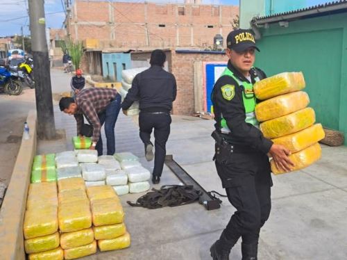 El cargamento de más de 170 kg. de marihuana era transportada por un camión que se dirigía a Lima. La intervención se produjo en el centro poblado Cambio Puente, cerca de la ciudad de Chimbote, en Áncash. ANDINA/Difusión