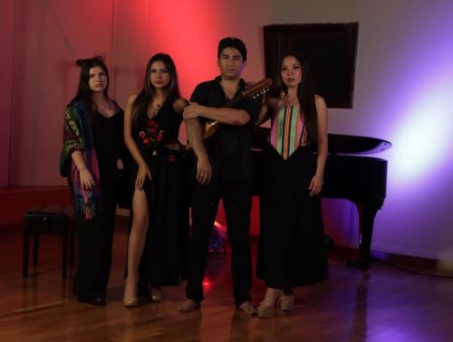 Daniel Lazo junto a Ge-ón Z