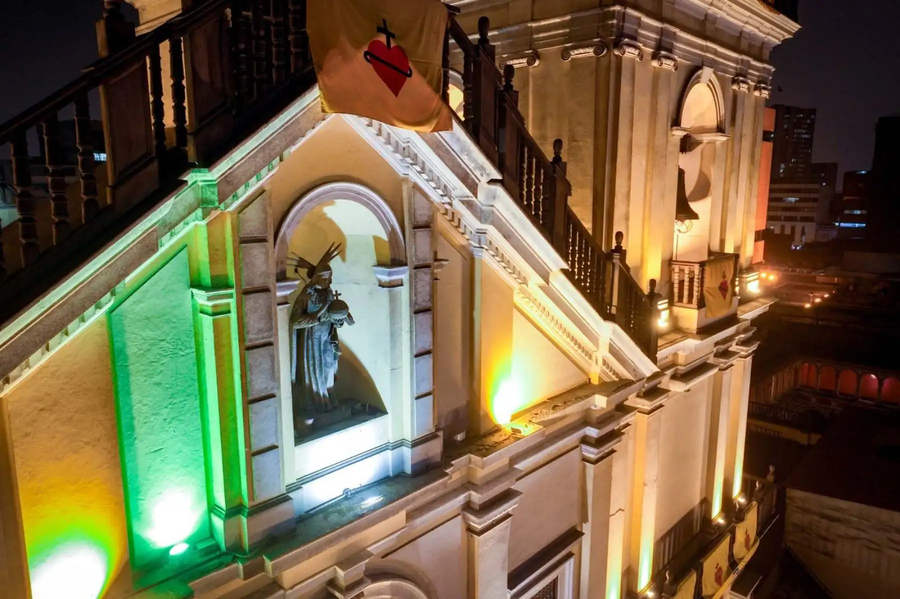 La iglesia San Pedro y su plazuela lucen renovadas con una nueva iluminación artística que realza su majestuosidad virreinal en pleno centro histórico de Lima. La intervención, realizada por la Municipalidad de Lima, incluye modernas luminarias LED, mejoras en áreas verdes y mobiliario urbano, fortaleciendo la seguridad y belleza del lugar. Esta acción forma parte del plan de recuperación patrimonial en el marco de las celebraciones por Fiestas Patrias. Foto: ANDINA/Difusión