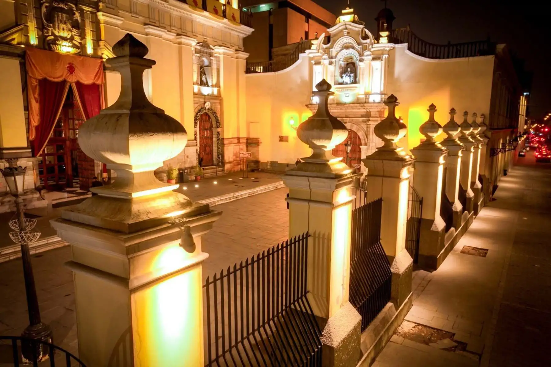 La iglesia San Pedro y su plazuela lucen renovadas con una nueva iluminación artística que realza su majestuosidad virreinal en pleno centro histórico de Lima. La intervención, realizada por la Municipalidad de Lima, incluye modernas luminarias LED, mejoras en áreas verdes y mobiliario urbano, fortaleciendo la seguridad y belleza del lugar. Esta acción forma parte del plan de recuperación patrimonial en el marco de las celebraciones por Fiestas Patrias. Foto: ANDINA/Difusión