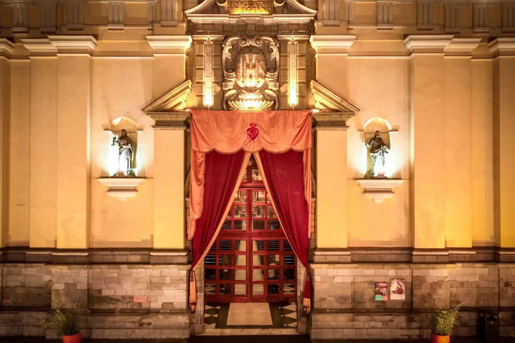 La Basílica de San Pedro y la Compañía de Jesús, es un espacio  adornado con diversas pinturas trabajadas entre los siglos XVI y XVII por pintores locales no reconocidos que se basaban en grabados flamencos traídos desde fuera. La pintura principal está realizada en base a un grabado del genial pintor barroco flamenco Pedro Pablo Rubens.
Foto: ANDINA/Difusión