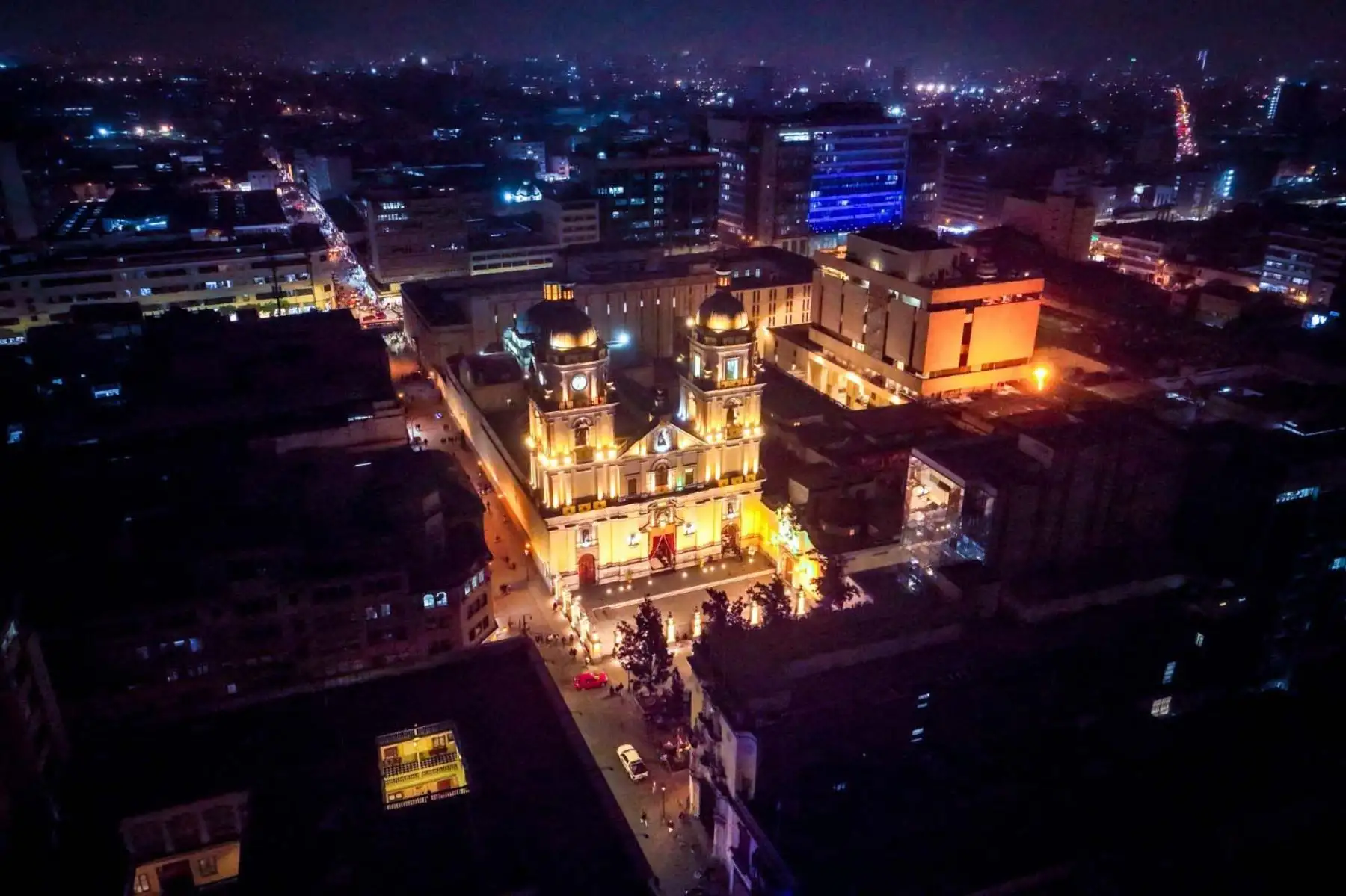 La iglesia San Pedro y su plazuela lucen renovadas con una nueva iluminación artística que realza su majestuosidad virreinal en pleno centro histórico de Lima. La intervención, realizada por la Municipalidad de Lima, incluye modernas luminarias LED, mejoras en áreas verdes y mobiliario urbano, fortaleciendo la seguridad y belleza del lugar. Esta acción forma parte del plan de recuperación patrimonial en el marco de las celebraciones por Fiestas Patrias. Foto: ANDINA/Difusión