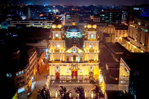 La Iglesia San Pedro resplandece con nueva iluminación en el Centro Histórico