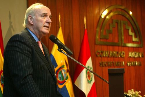 El excanciller José Antonio García Belaunde recibió la orden Honorífica Comunidad Andina en el grado de Gran Oficial.