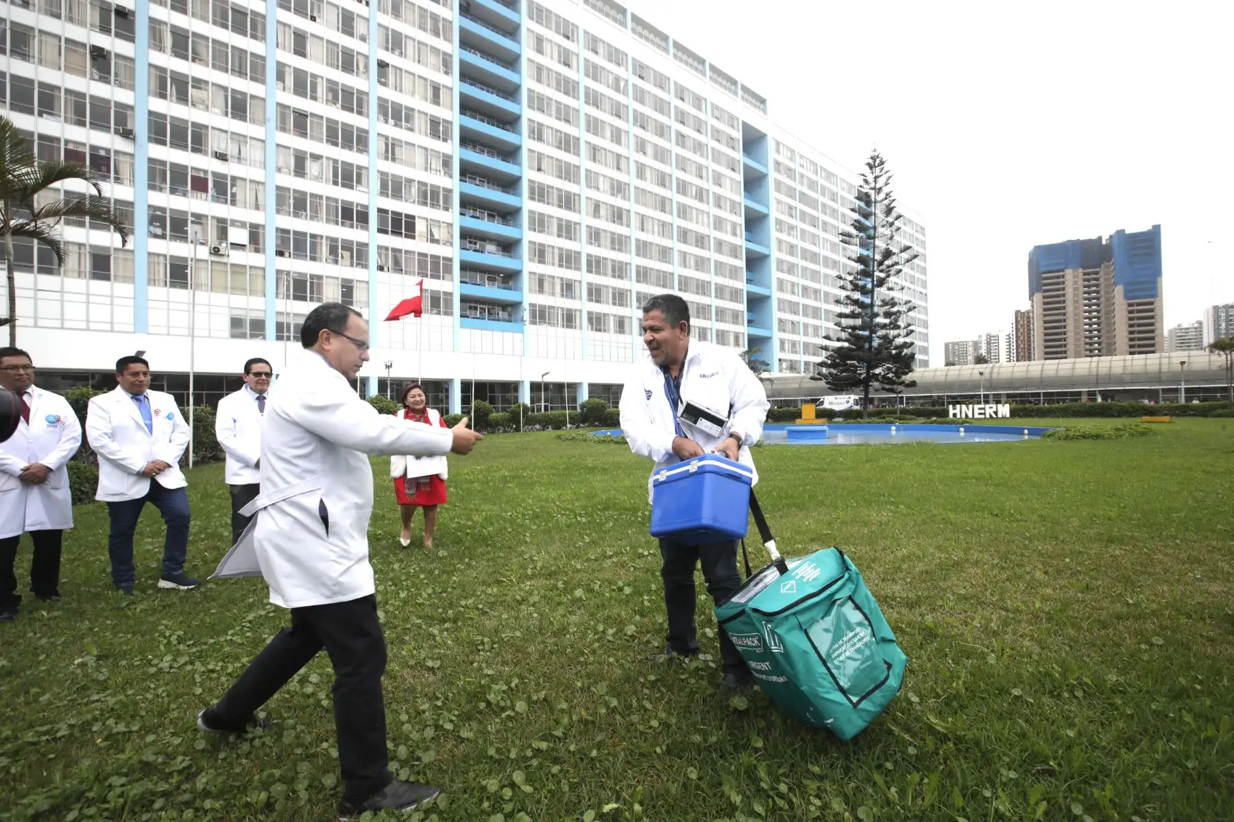 Un equipo de médicos especialistas de los hospitales, Edgardo Rebagliati, Guillermo Almenara y del Instituto Nacional Cardiovascular (INCOR), retornan a Lima trayendo un corazón, dos corneas, y el hígado. Los riñones se quedan en Arequipa para salvar la vida de dos pacientes con Enfermedad Renal Crónica.
Foto: ANDINA/Eddy Ramos Un equipo de médicos especialistas de los hospitales, Edgardo Rebagliati, Guillermo Almenara y del Instituto Nacional Cardiovascular (INCOR), retornan a Lima trayendo un corazón, dos corneas, y el hígado. Los riñones se quedan en Arequipa para salvar la vida de dos pacientes con Enfermedad Renal Crónica.
Foto: ANDINA/Eddy Ramos