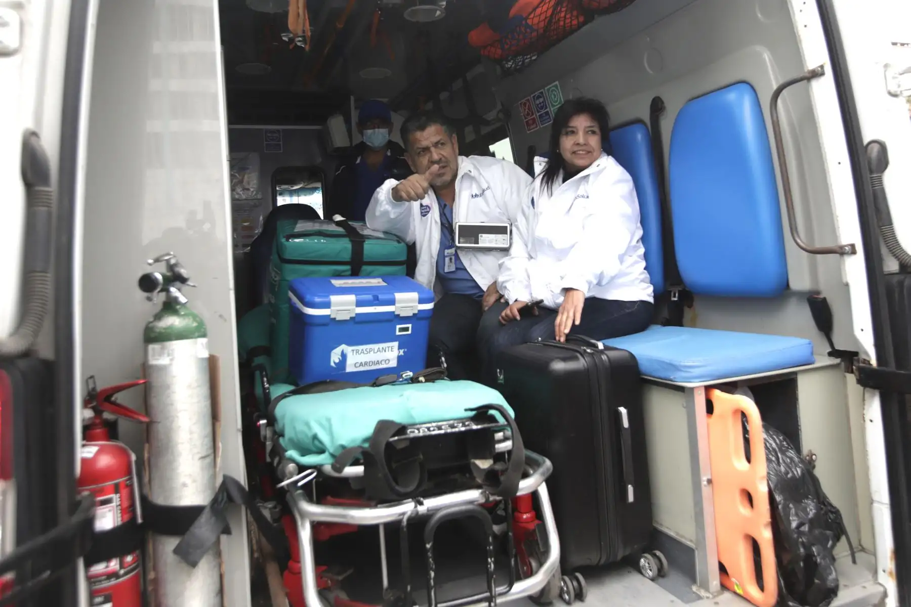 Nuevamente la solidaridad de una familia se manifiesta, esta vez un adulto de 43 años, se convierte en un héroe, gracias a que su familia respetó su voluntad de donar sus órganos, y que permitió dar una nueva oportunidad de vida a seis pacientes en lista de espera. Hoy se activó un operativo de donación en Arequipa, el número 34 del año. 
Foto: ANDINA/Eddy Ramos Nuevamente la solidaridad de una familia se manifiesta, esta vez un adulto de 43 años, se convierte en un héroe, gracias a que su familia respetó su voluntad de donar sus órganos, y que permitió dar una nueva oportunidad de vida a seis pacientes en lista de espera. Hoy se activó un operativo de donación en Arequipa, el número 34 del año. 
Foto: ANDINA/Eddy Ramos