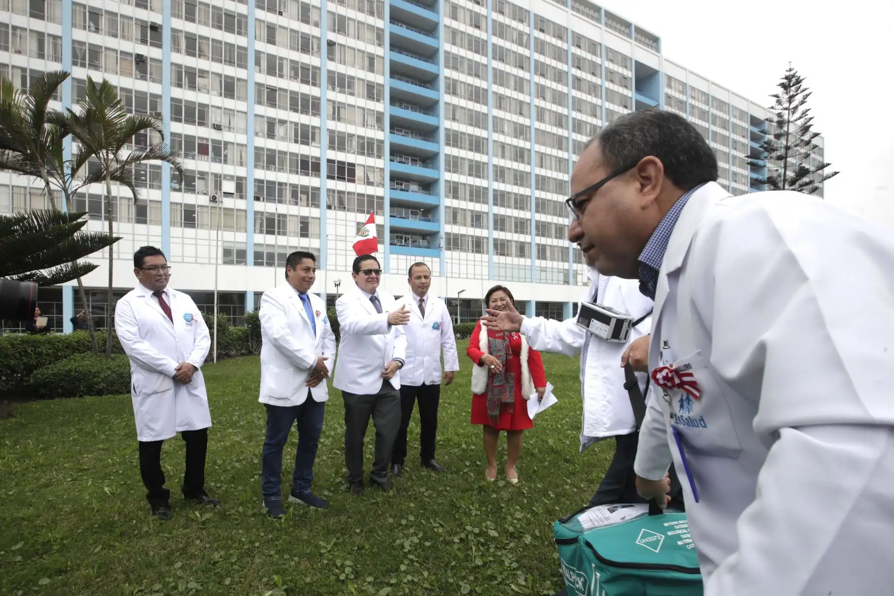 Nuevamente la solidaridad de una familia se manifiesta, esta vez un adulto de 43 años, se convierte en un héroe, gracias a que su familia respetó su voluntad de donar sus órganos, y que permitió dar una nueva oportunidad de vida a seis pacientes en lista de espera. Hoy se activó un operativo de donación en Arequipa, el número 34 del año. 
Foto: ANDINA/Eddy Ramos Nuevamente la solidaridad de una familia se manifiesta, esta vez un adulto de 43 años, se convierte en un héroe, gracias a que su familia respetó su voluntad de donar sus órganos, y que permitió dar una nueva oportunidad de vida a seis pacientes en lista de espera. Hoy se activó un operativo de donación en Arequipa, el número 34 del año. 
Foto: ANDINA/Eddy Ramos