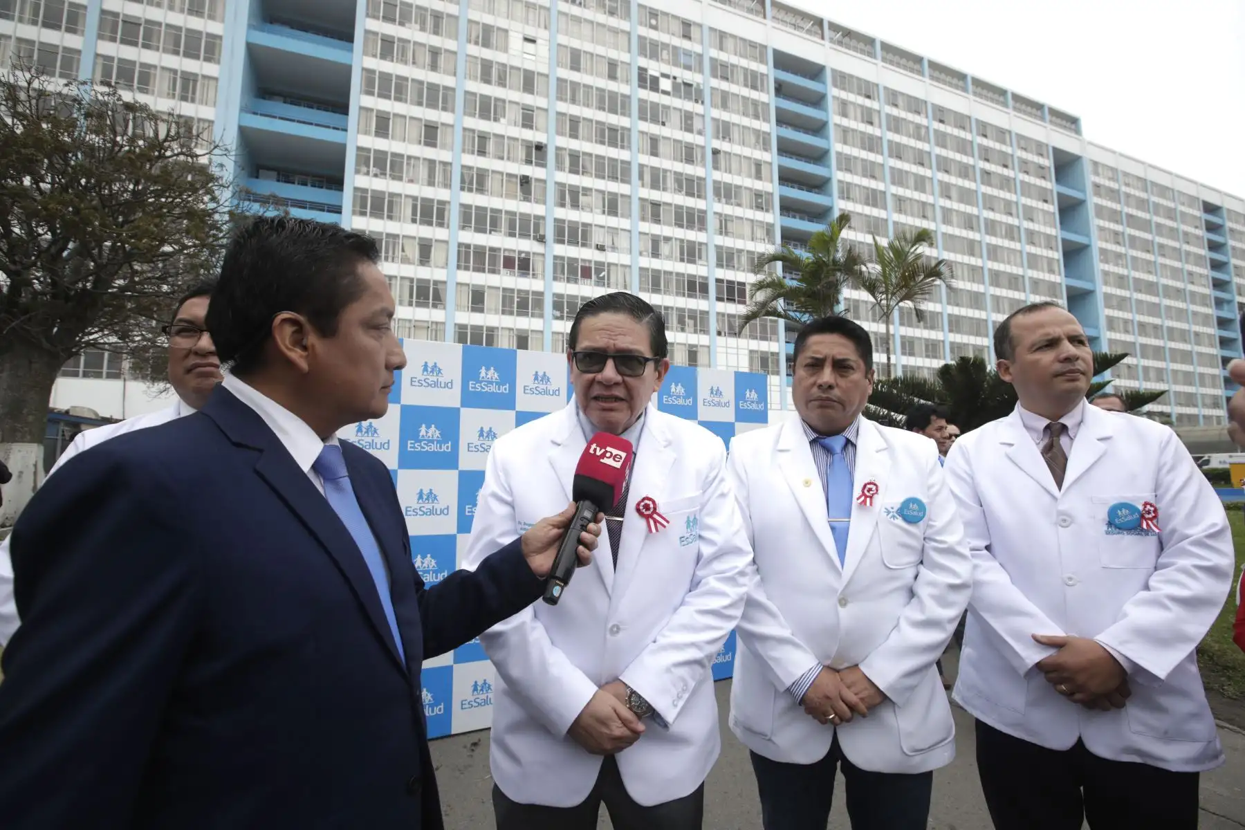 Nuevamente la solidaridad de una familia se manifiesta, esta vez un adulto de 43 años, se convierte en un héroe, gracias a que su familia respetó su voluntad de donar sus órganos, y que permitió dar una nueva oportunidad de vida a seis pacientes en lista de espera. Hoy se activó un operativo de donación en Arequipa, el número 34 del año. En la imagen, Segundo Cecilio Acho Mego, presidente Ejecutivo de EsSalud.
Foto: ANDINA/Eddy Ramos Nuevamente la solidaridad de una familia se manifiesta, esta vez un adulto de 43 años, se convierte en un héroe, gracias a que su familia respetó su voluntad de donar sus órganos, y que permitió dar una nueva oportunidad de vida a seis pacientes en lista de espera. Hoy se activó un operativo de donación en Arequipa, el número 34 del año. En la imagen, Segundo Cecilio Acho Mego, presidente Ejecutivo de EsSalud.
Foto: ANDINA/Eddy Ramos