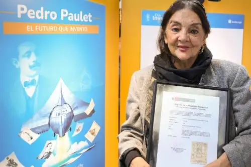 La nieta del inventor arequipeño, Ana Rosa Paulet, agradeció el reconocimiento y resaltó el valor de rescatar la figura de su abuelo desde las instituciones peruanas. Foto: Indecopi