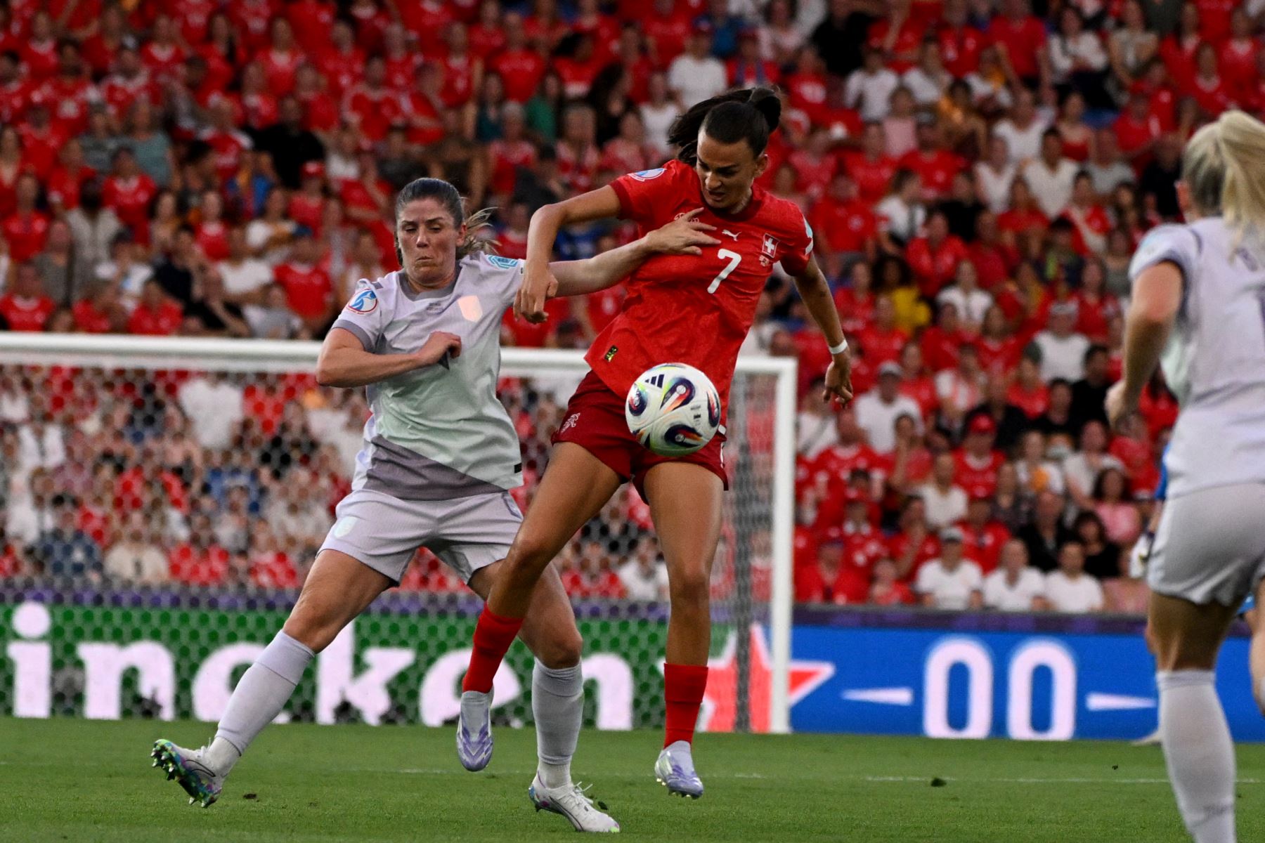 La defensora noruega Maren Mjelde y la centrocampista suiza Riola Xhemaili luchan por el balón durante el partido de fútbol del Grupo A de la Eurocopa Femenina de la UEFA 2025 entre Suiza y Noruega. Foto: AFP