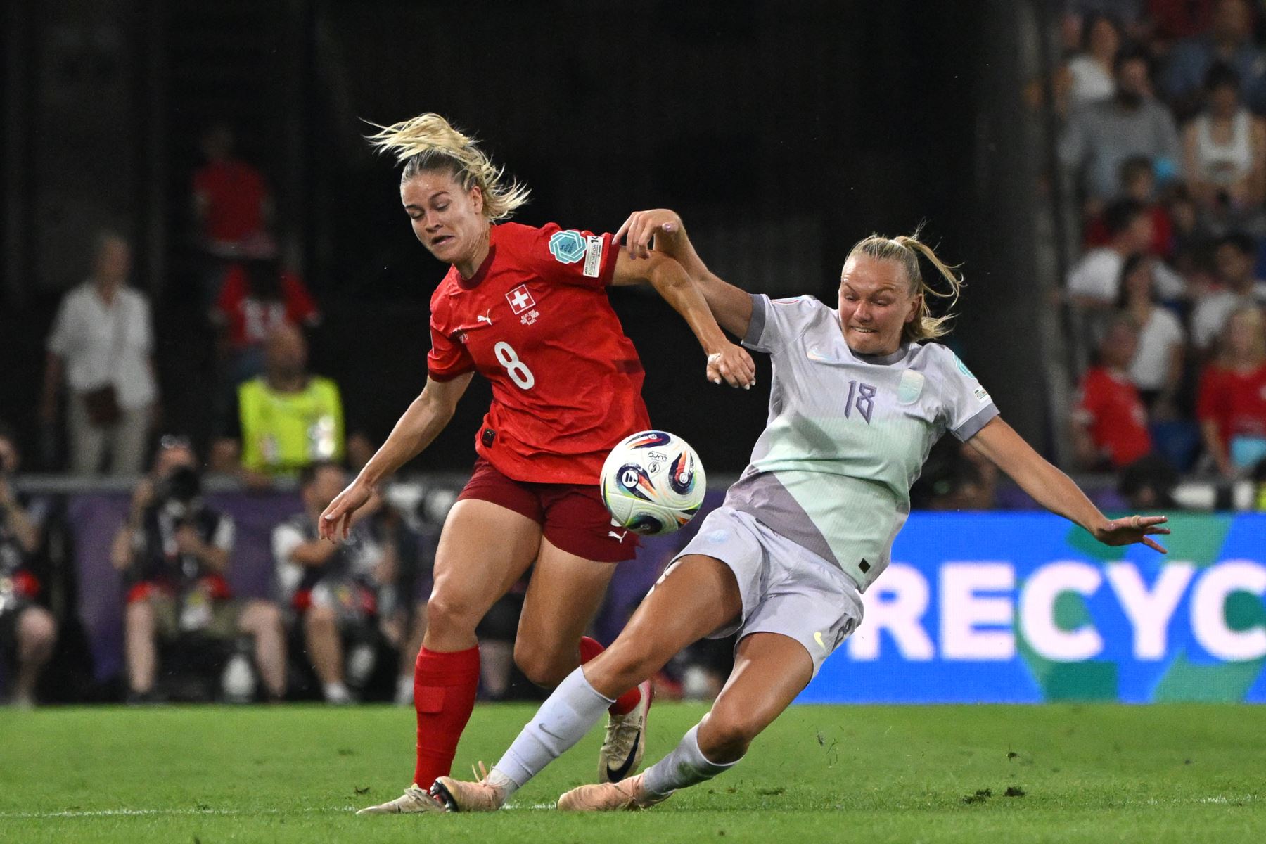 La defensora suiza  Nadine Riesen  y la centrocampista noruega Frida Maanum luchan por el balón durante el partido de fútbol del Grupo A de la Eurocopa Femenina de la UEFA 2025 entre Suiza y Noruega. AFP