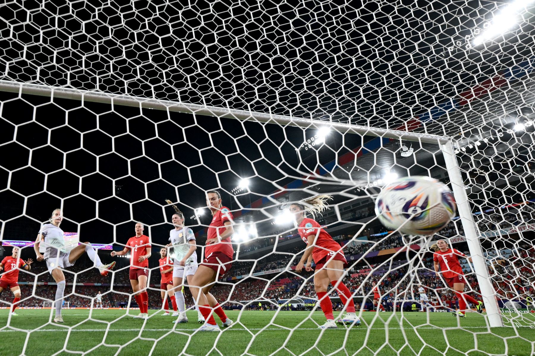 La delantera de Noruega, Ada Hegerberg, dispara el balón al fondo de la red durante el partido de fútbol del Grupo A de la Eurocopa Femenina de la UEFA 2025 entre Suiza y Noruega. AFP