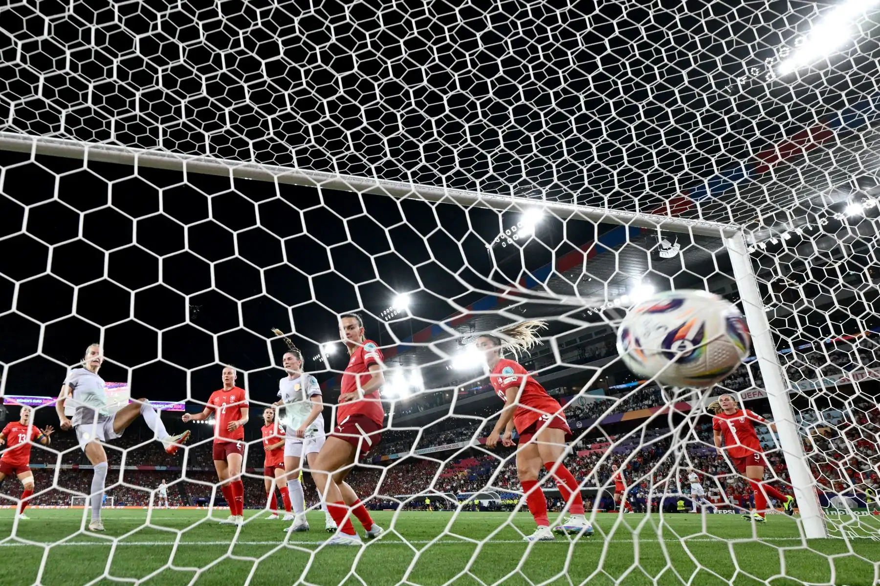 La delantera de Noruega, Ada Hegerberg, dispara el balón al fondo de la red durante el partido de fútbol del Grupo A de la Eurocopa Femenina de la UEFA 2025 entre Suiza y Noruega. AFP